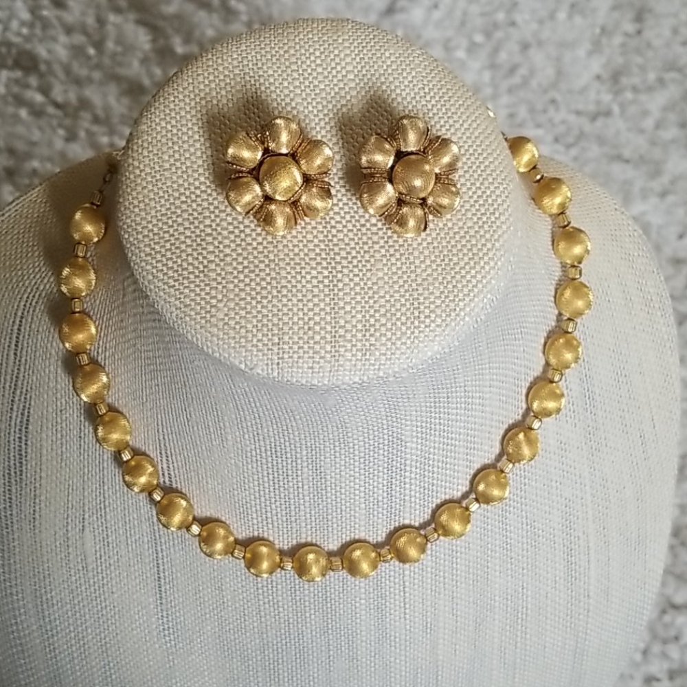 Trendy Vintage gold tone necklace/clip earring set